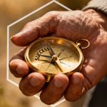 Illustrazione simbolica sul tema dell’ageismo e della longevità attiva, con una bussola in mano a una persona over 50