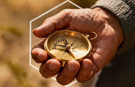 Illustrazione simbolica sul tema dell’ageismo e della longevità attiva, con una bussola in mano a una persona over 50