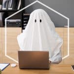 Fantasma di fronte al pc di lavoro