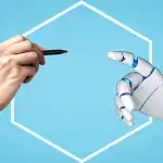Una mano con penna e una mano di robot