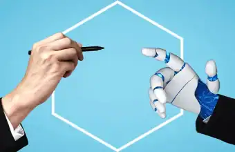 Una mano con penna e una mano di robot