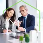 Lavoratori di diverse età che lavorano in ufficio