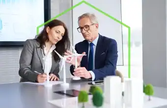 Lavoratori di diverse età che lavorano in ufficio