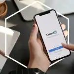 persona che accede a LinkedIn dal suo smartphone